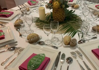 Soirée de gala entreprise sur le thème Polynésie, décors intérieurs repas - Challenger Event