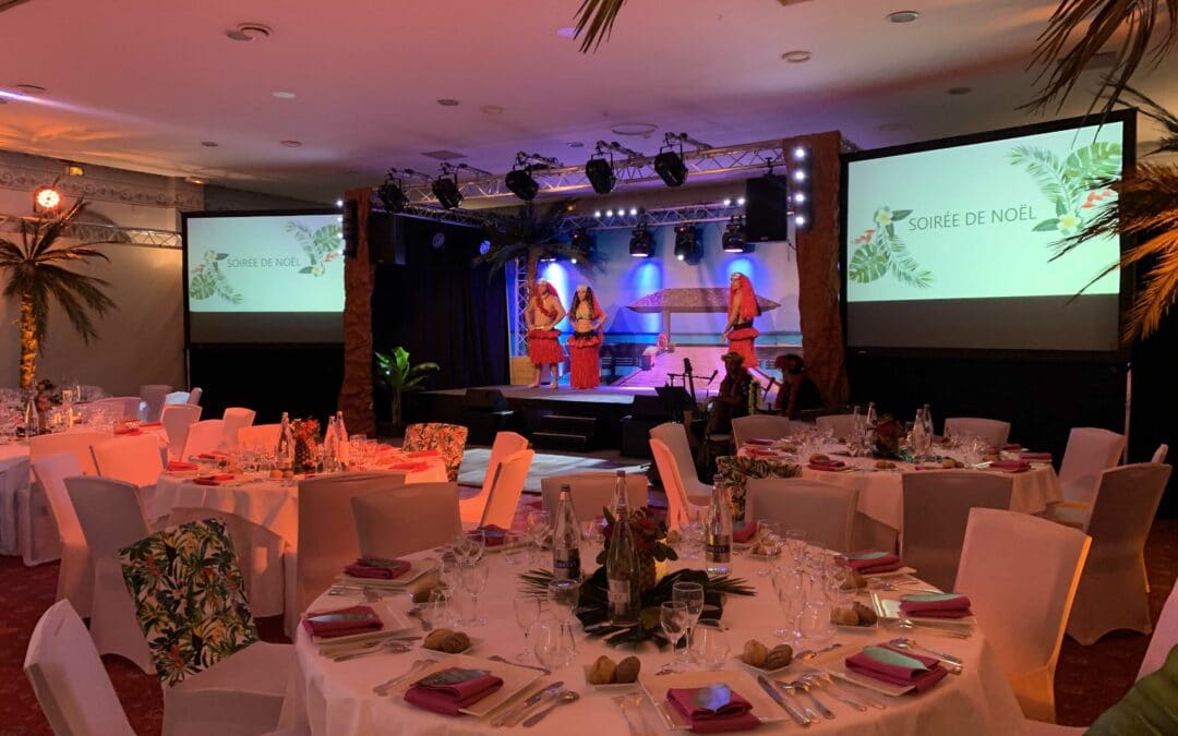 Soirée de gala entreprise sur le thème Polynésie, décors intérieur et repas - Challenger Event