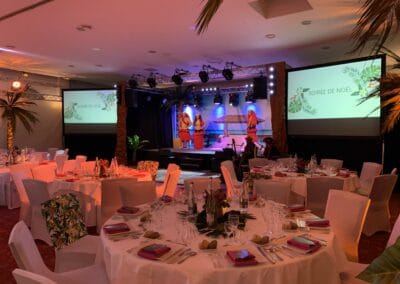 Soirée de gala entreprise sur le thème Polynésie, décors intérieur et repas - Challenger Event