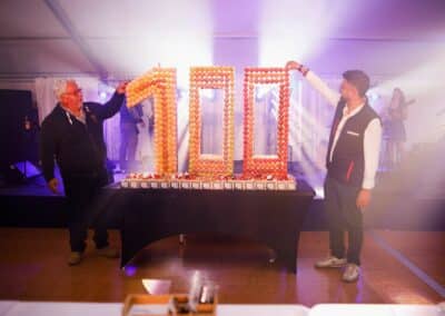 Gâteau en forme de 100 pour célébrer le centenaire de l'entreprise.