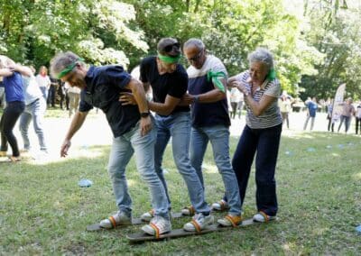 Des salariés lors des olympiades insolites organisées à Poitiers lors de l'anniversaire d'une entreprise médicale.