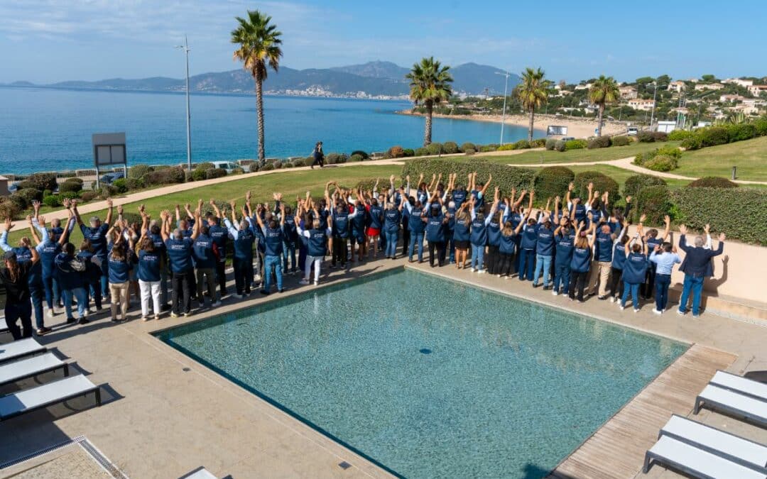 Participants réunis autour de la piscine de l'hôtel où se déroule leur séminaire à Ajaccio.