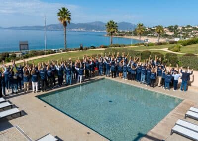 Participants réunis autour de la piscine de l'hôtel où se déroule leur séminaire à Ajaccio.