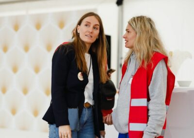 Deux femmes lors de la célébration des 100 ans de l'entreprise Tartarin.