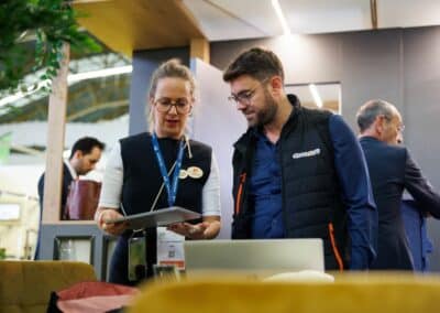 Un homme et une femme sur le stand de Giron au SIM 2024.