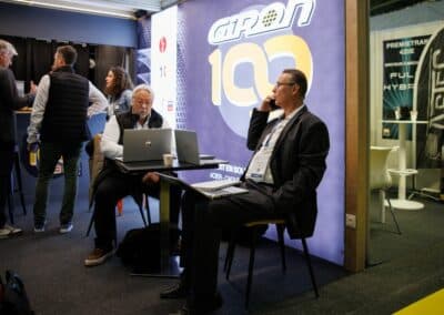 Des membres de l'équipe Giron sur leur stand lors du salon SIM 24