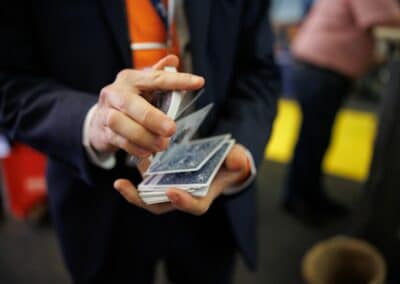 Cartes dans la main d'un magicien