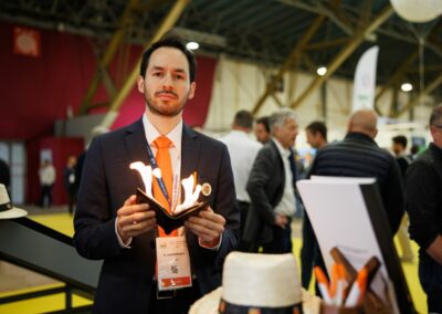 Un magicien engagé par Challenger Event pour surprendre les visiteurs du stand Giron au salon SIM 24