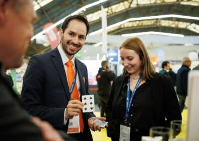 Deux personnes sur le stand de l'Entreprise GIRON lors du Salon SIM 2024 en Octobre 2024