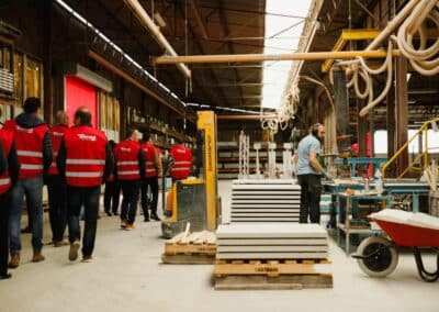 Des personnes célébrant le centenaire de Tartarin visitent l'usine de Saint-Germain.