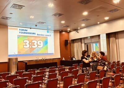 Salle de réunion de la session plénière de la convention ASTR en Sardaigne
