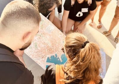 Des participants au jeu de piste organisé pour découvror Cagliari