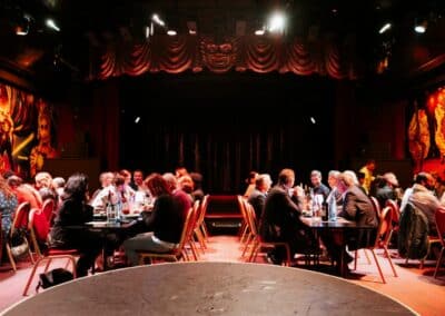 Des franchisés dinent dans un cabaret lors de la convention annuelle de la Franchise Pomme de Pain