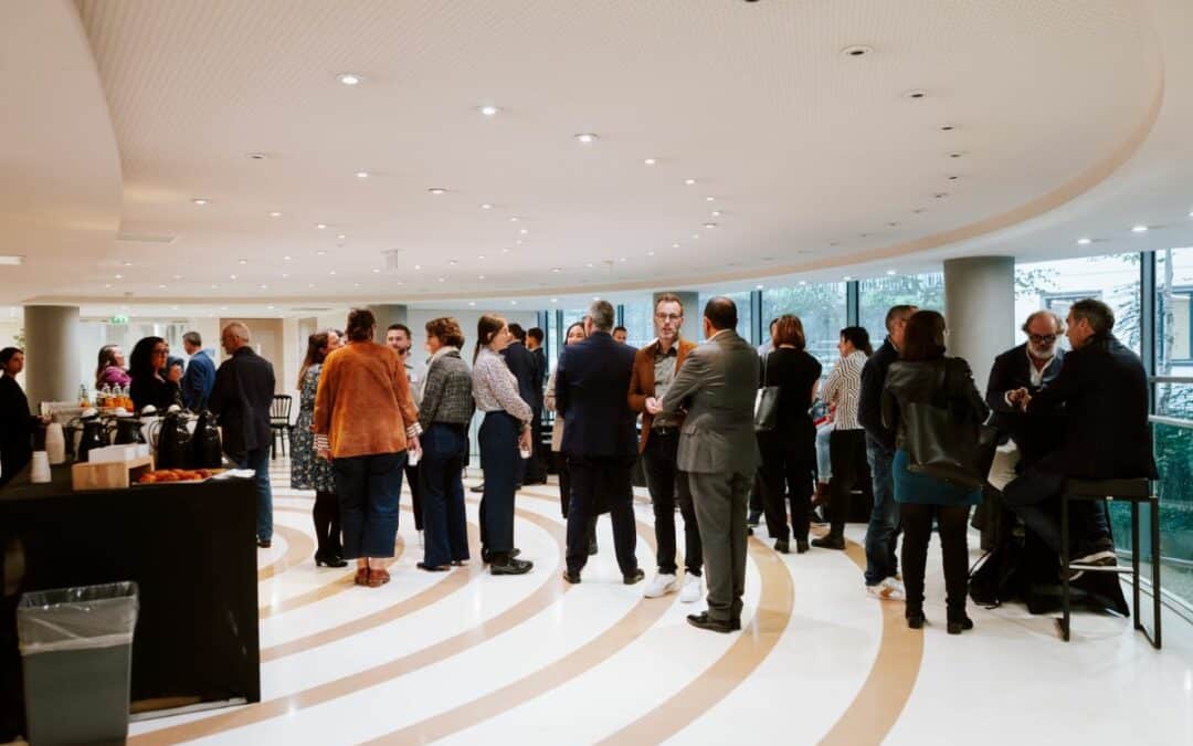 Des participants discutent lors de la convention annuelles des franchisés Pomme de Pain organisée à Paris en octobre 2024
