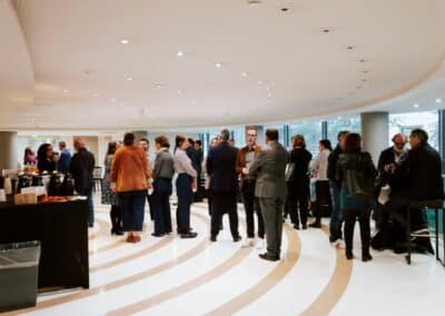 Des participants discutent lors de la convention annuelles des franchisés Pomme de Pain organisée à Paris en octobre 2024
