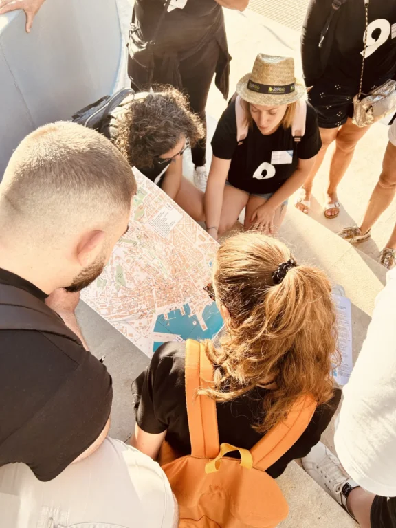 des participants au jeu de piste organisé pour découvror cagliari