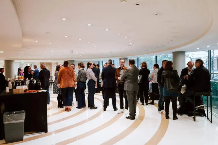 des participants discutent lors de la convention annuelles des franchisés pomme de pain organisée à paris en octobre 2024