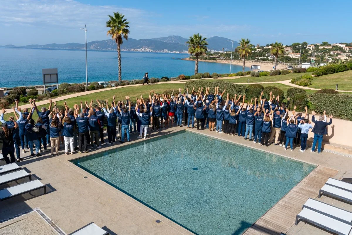 participants réunis autour de la piscine de lhôtel où se déroule leur séminaire à ajaccio.